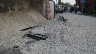 Illustration for article titled This Is What Happens When A Truck Full Of Crushed Stone Turns Over On A Car
